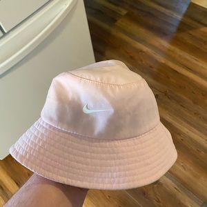 Baby Nike bucket hat